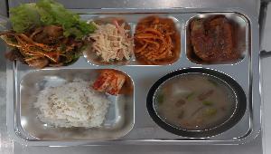 보리밥 ,들깨도토리수제비국 (5.6),꽁치통조림조림 (5.6.13),사과양배추샐러드 (1.5.12),무생채 (13),간장닭고기보쌈&파채 (5.6.13.15),배추김치 (9)
 ,