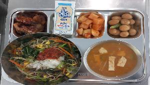 비빔밥&약고추장 (5.6.16),된장찌개 (5.6),꽈리고추메추리알조림 (1.5.6.13),돼지갈비맛후라이드 (2.5.6.10.12.13.18),깍두기 (9),유산균음료 (2)
 ,