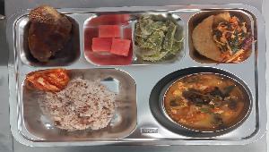 차수수밥 ,짬뽕순두부국 (5.6.9.13.17.18),군만두&비빔야채 (1.5.6.10.12.13.16.18),궁채들깨볶음 ,목살스테이크&소스 (5.6.10.12.13.16),배추김치 (9),수박 
 ,