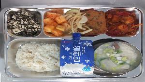 찰현미밥 ,설렁탕 (5.6.16),순살아귀찜 (5.6.8.9.13.17.18),톳두부무침 (5.6),고기완자전&양파무침 (1.2.5.6.10.12.13.15.16.18),깍두기 (9),밀크쉐이크 (1.2)
 ,