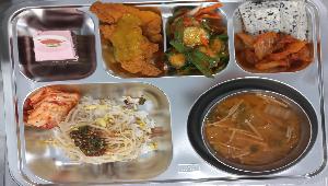 고기콩나물밥&간장 (5.6.10.13),배추된장국 (5.6),오이부추무침 (13),검은깨두부＆김치볶음 (5.9.10.13),치킨텐더&허니머스터드 (1.5.6.13.15.18),배추김치 (9),감사케이크 (1.2.5.6)
 ,