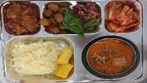 아르기닌쌀밥 ,쇠고기샤브샤브국 (5.6.13.16),돼지갈비김치찜 (5.6.9.10.13),청경채겉절이 (5.6.13),볼어묵피망볶음 (1.5.6.13),배추김치 (9),골드파인애플 
 ,