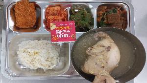 기장밥 ,삼계탕 (15),도토리묵참나물무침 (5.6.13),아삭이고추된장무침 (5.6.13),통살새우꼬치&칠리소스 (1.5.6.9.12.13),배추김치 (9),야채주스 (12.13)
 ,
