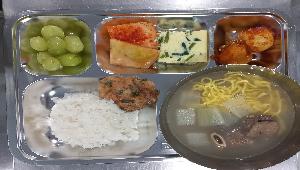 찹쌀밥 ,갈비탕 (1.5.16),알감자고추장조림 (5.6.13),시금치프리타타 (1.2.10.12),해물파전 (1.5.6.9.13.17),섞박지 (9),포도 
 ,