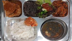 보리밥 ,수제비아욱국 (5.6),들기름막국수 (3.5.6.13),상추고추마늘&쌈장 (5.6),제육볶음 (5.6.10.13),돈까스&소스 (1.5.6.10.12.13.16.18),배추김치 (9)
 ,