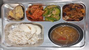 귀리밥 ,콩나물국 (5.6),오리고추장불고기 (5.6.13),애호박새우살볶음 (5.9.13),된장마요고등어구이 (1.5.6.7.13),배추김치 (9),참외 
 ,