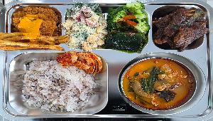 오곡밥 (5),짬뽕순두부국 (5.6.9.13.17.18),매콤소갈비찜 (5.6.13.16.18),브로콜리다시마숙회/초고추장 (5.6.13),베이컨시저샐러드 (1.2.5.6.10.12),싸이치킨&스리라차마요 (1.5.6.12.13.15.18),배추김치 (9)
 ,