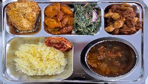 아르기닌쌀밥 ,쇠고기우거지국 (5.6.16),참깨해초무침 ,돼지고기두부두루치기 (5.6.10.13),로제소시지만두 (1.2.5.6.10.15.16.18),뿌링클지파이 (1.2.5.6.12.15),배추김치 (9)
 ,