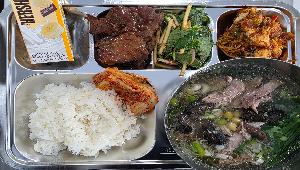 찰옥수수쌀밥 ,능이오리곰탕 ,콩나물꽃게찜 (5.6.8.9.13.16.17.18),참나물사과샐러드 (1.5.6.13),목살간장구이 (5.6.10.13.18),배추김치 (9),초코바나나우유 (2.5)
 ,